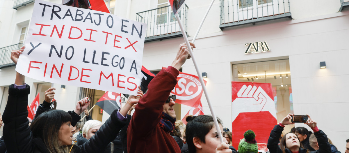 Manifestación de trabajadores delante de una tienda del grupo Inditex en el centro de Madrid este sábado