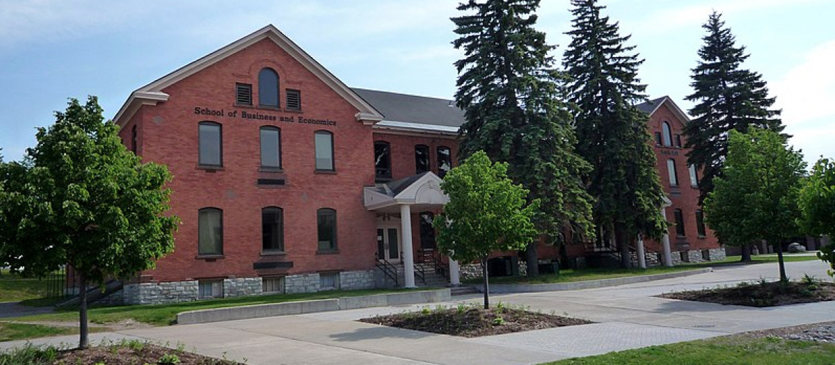 Escuela de Negocios y Economía (antiguos barracones del Fuerte Brady) de la LSSU