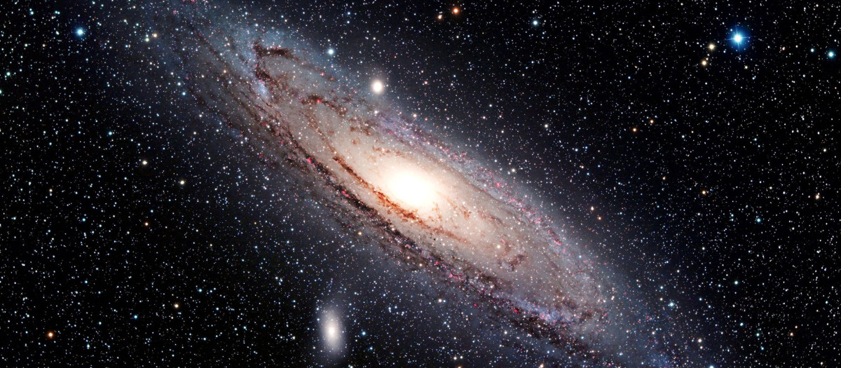 Imagen de la galaxia Andrómeda

Here we see Greg Parker's latest image of the M31, the Andromeda Galaxy. These incredible images of constellations were produced by Greg Parker PhD. Greg, who describes himself as an astrophotographer, uses equipment that he bought for less than £10000 to produce amazing images of deep space from his back garden in the New Forest. Greg's work can now be seen in his new book Space Vistas that will be released in early 2009.

© Barcroft / Enfoque - 261108
EXCLUSIVE PICTURES