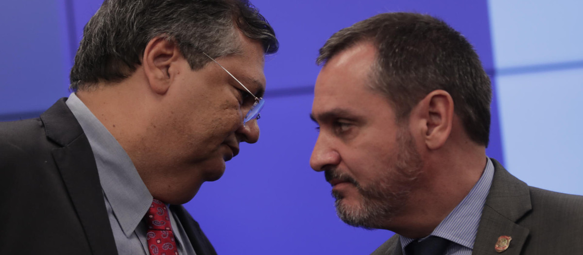 AME5008. BRASILIA (BRASIL), 09/01/2023.- El ministro de Justicia de Brasil, Flávio DinO (i), junto al director general de la Policía Federal, Andrei Rodrigues, ofrece una conferencia de prensa para informar sobre acciones para castigar a los responsables e involucrados en los ataques a las sedes del Congreso, la Corte Suprema y la Presidencia de Brasil, hoy, en Brasilia (Brasil). Brasilia amaneció este lunes con el orden público bajo control pero con rastros de destrucción en varias áreas del centro del poder de la capital brasileña, tras el violento asalto del domingo de miles de bolsonaristas contra las sedes de los tres poderes. Al menos 300 partidarios del expresidente brasileño Jair Bolsonaro fueron detenidos ayer por invadir y destrozar las sedes del Congreso, la Presidencia y la Corte Suprema para intentar derrocar al mandatario Luiz Inácio Lula da Silva, informaron fuentes oficiales. EFE/ André Coelho