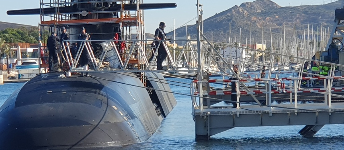 El S-81, amarrado en el astillero de Navantia