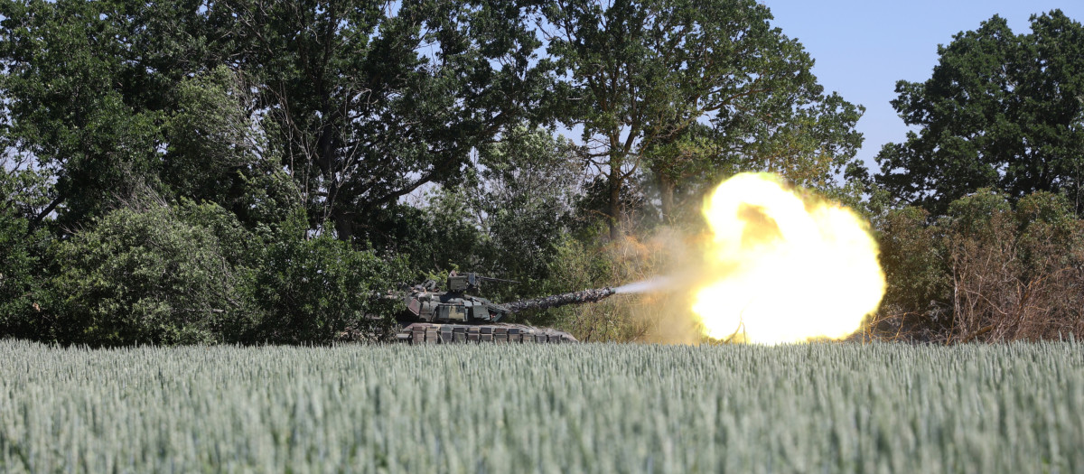 Un tanque ucraniano dispara fuego en Soledar