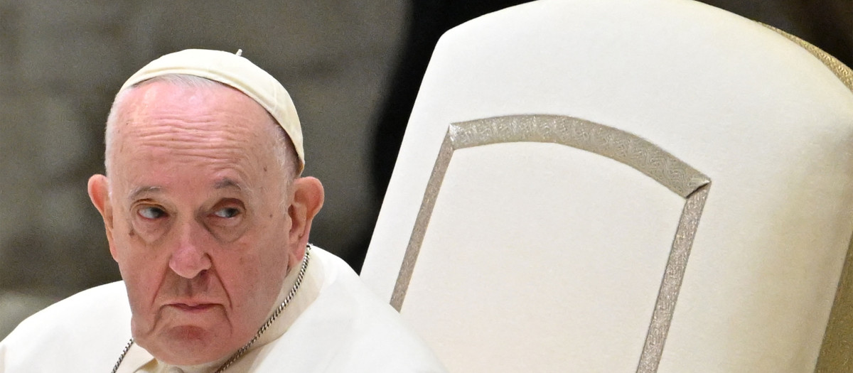 Pope Francis looks over during his weekly general audience  in the Paul VI hall at the Vatican on January 11, 2023. (Photo by Alberto PIZZOLI / AFP)