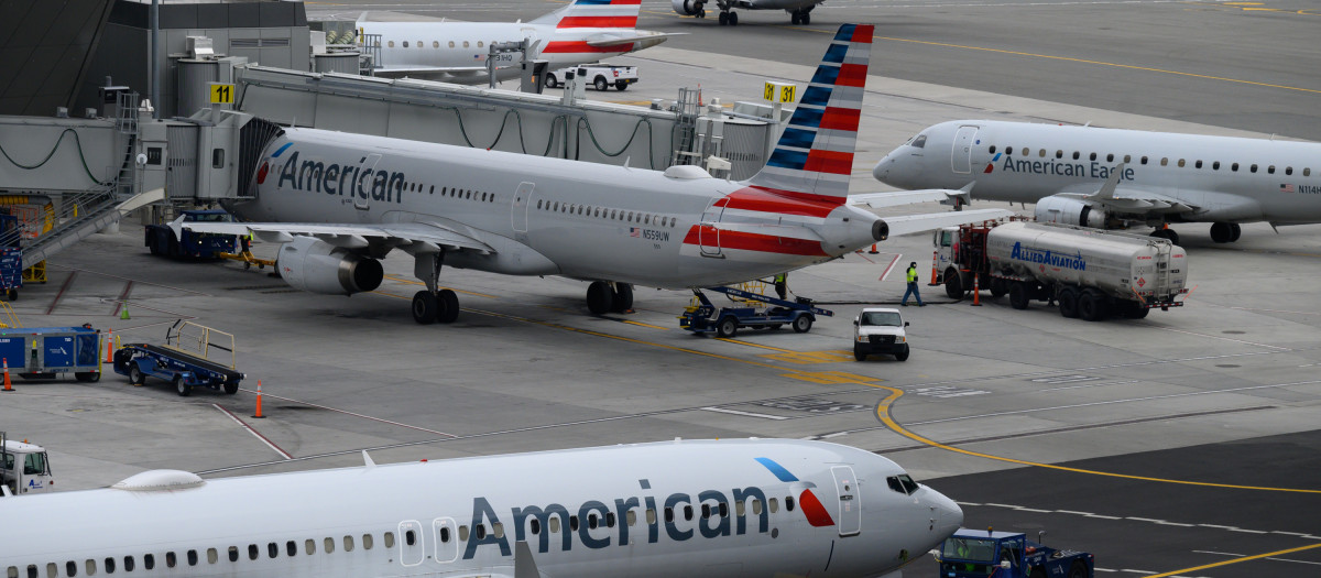 Aviones de la compañía aérea American Airlines esperan a poder volar, en el aeropuerto LaGuardia de Nueva York