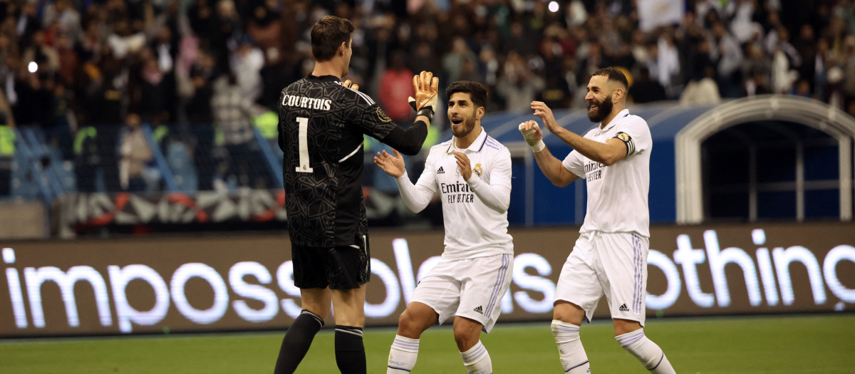 Benzema y Asensio, que anotaron sus penas máximas, felicitan a Courtois que paró el decisivo lanzamiento al Valencia