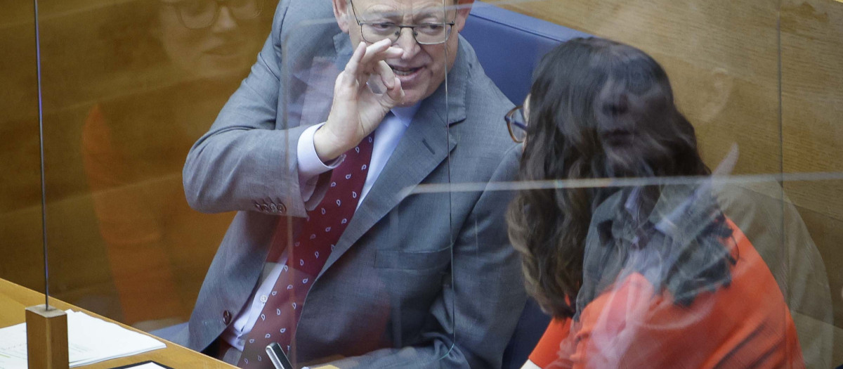 El presidente de la Comunidad Valenciana, Ximo Puig, junto a la vicepresidenta, Aitana Mas, durante una sesión en las Cortes Valencianas.