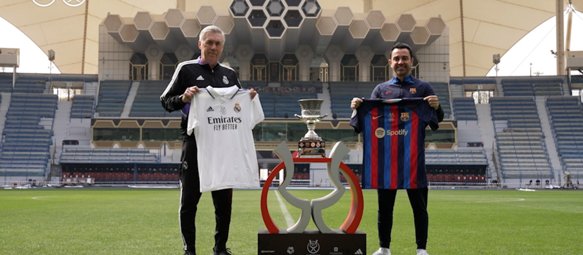 Ancelotti y Xavi, posando ante los medios