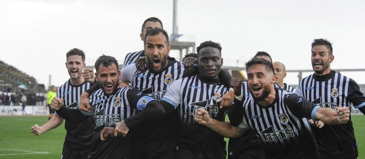 Celebración de los jugadores de la Balompédica Linense