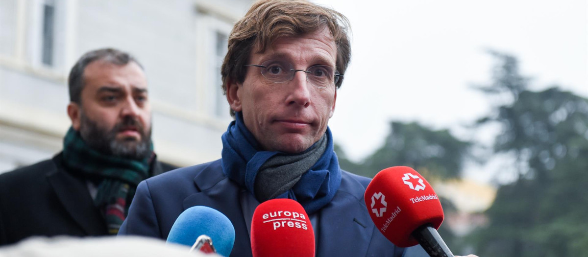 El alcalde de Madrid, José Luis Martínez-Almeida, atiende este sábado a los medios