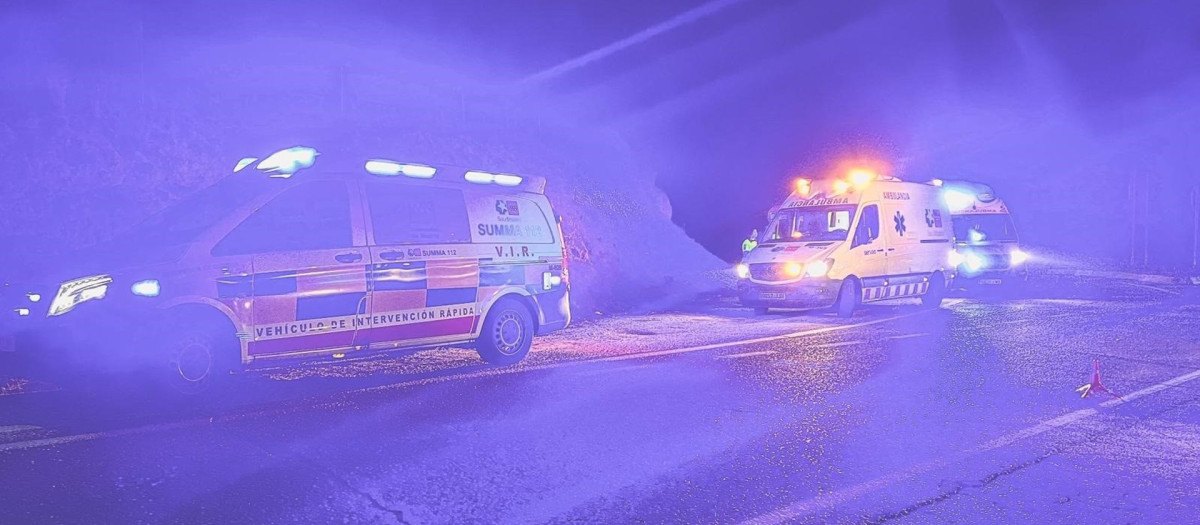 Las ambulancias en el lugar del accidente de tráfico de Estremera (Madrid)