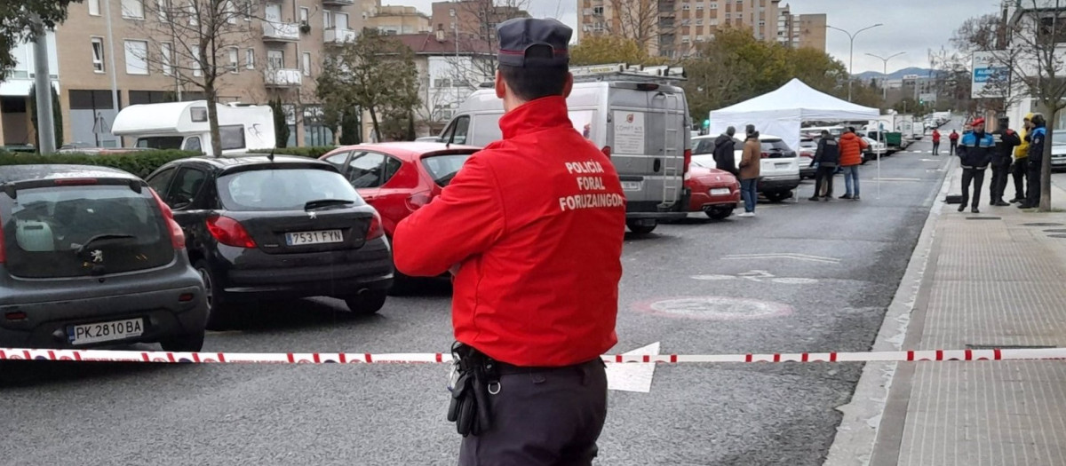 Un policía foral observa el lugar de los hechos