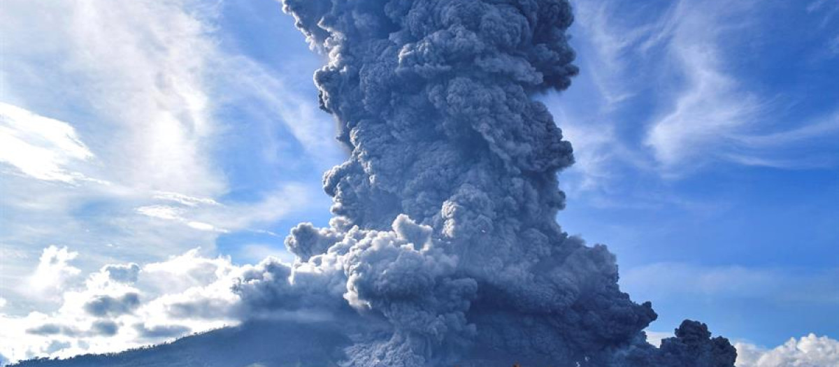 El volcán Sinabung entra en erupción el pasado 9 de junio, en la aldea de Tiga Pancur, Indonesia