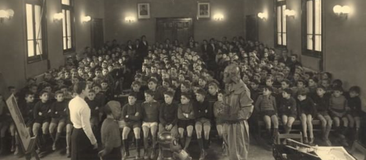 Formación en las clases fascistas italianas para el uso de máscaras de gas