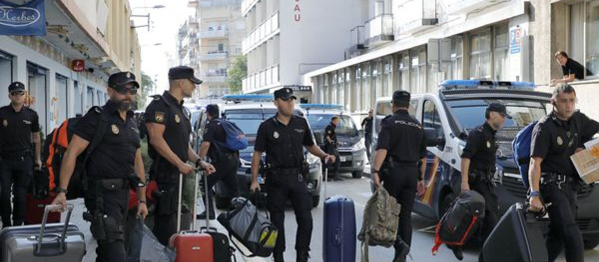 Un grupo de policías nacionales abandonan un hotel de Pineda del Mar, en octubre de 2017