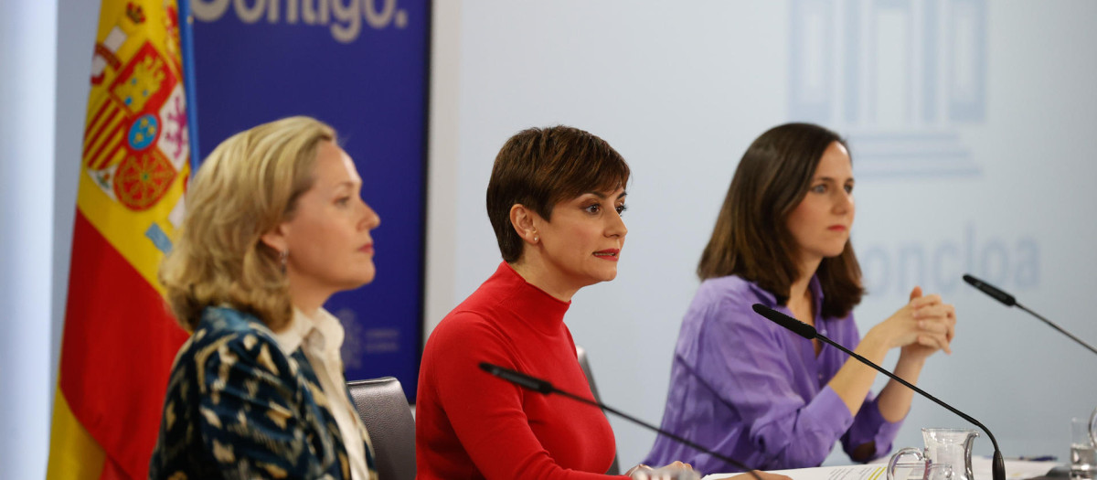 La vicepresidenta primera y ministra de Asuntos Económicos y Transformación Digital, Nadia Calviño (i), la ministra de Política Territorial y portavoz del Gobierno , Isabel Rodríguez (c), y la ministra de Derechos Sociales y Agenda 2030, Ione Belarra, durante la rueda de prensa posterior a la reunión del Consejo de Ministros celebrada este martes en La Moncloa. EFE/Javier Lizón