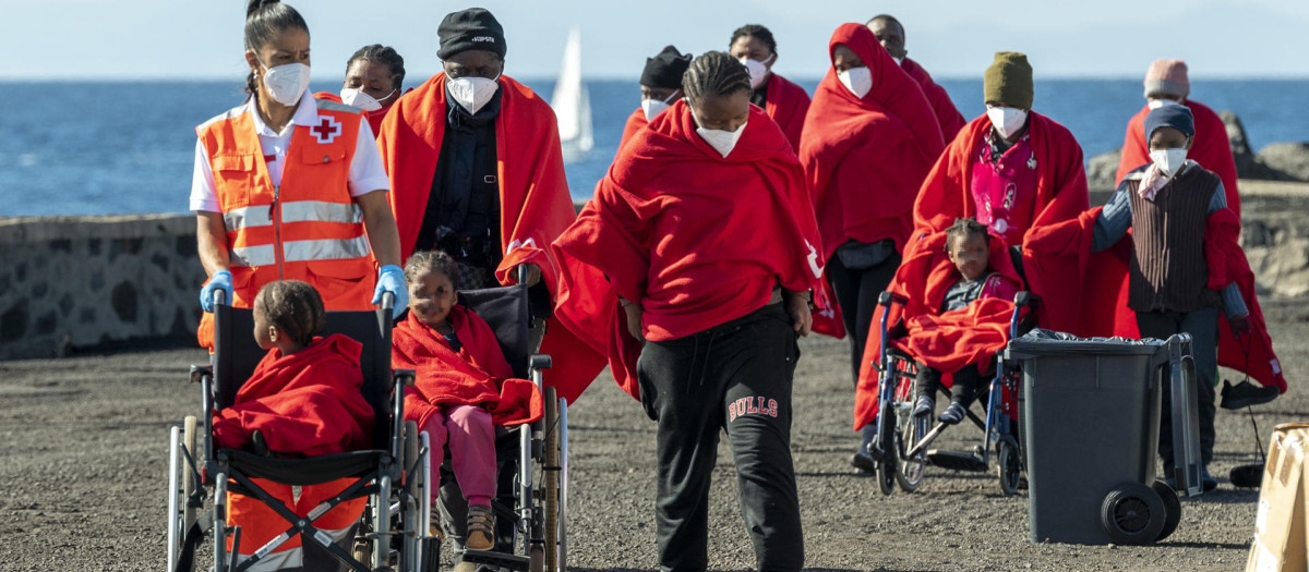 Varios inmigrantes llegados a España por la ruta canaria, la más peligrosa