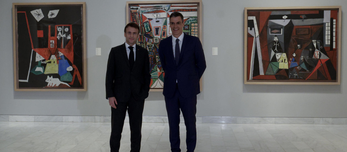 El presidente del Gobierno, Pedro Sánchez (d), y el presidente francés, Emmanuel Macron (i), visitan la exposición que el Museo Picasso de Barcelona dedica al marchante de arte Daniel Henry KAHNWEILER, al término de la Cumbre Hispanofrancesa, este jueves. EFE/Quique Garcia