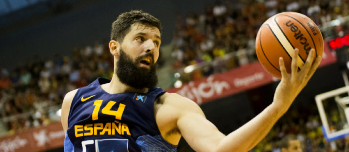 Nikola Mirotic durante un partido con España