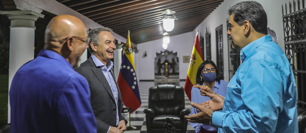 This handout picture released by Miraflores palace press office shows Venezuela's President Nicolas Maduro (R) talking with former Spanish Prime Minister Jose Luis Rodriguez Zapatero (C), the president of the National Assembly Jorge Rodriguez (L), and the Vice-president of Venezuela Delcy Rodriguez (2-R) during a meeting in Caracas on January 19, 2023. (Photo by MARCELO GARCIA / Miraflores press office / AFP) / RESTRICTED TO EDITORIAL USE - MANDATORY CREDIT "AFP PHOTO / MIRAFLORES PRESS OFFICE / MARCELO GARCIA" - NO MARKETING NO ADVERTISING CAMPAIGNS - DISTRIBUTED AS A SERVICE TO CLIENTS - RESTRICTED TO EDITORIAL USE - MANDATORY CREDIT "AFP PHOTO / MIRAFLORES PRESS OFFICE / MARCELO GARCIA" - NO MARKETING NO ADVERTISING CAMPAIGNS - DISTRIBUTED AS A SERVICE TO CLIENTS /