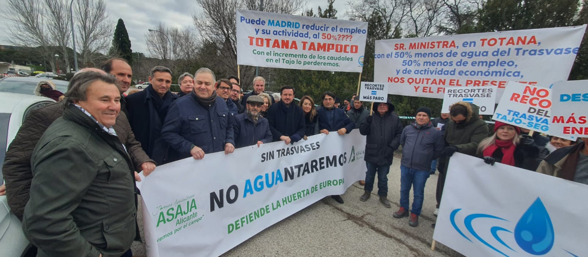 Regantes de las provincias de Alicante, Murcia y Almería, concentrados a las puertas del Palacio de La Moncloa.