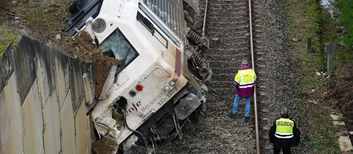 Estado en el que ha quedado el tren de mercancías tras descarrilar en Lalín