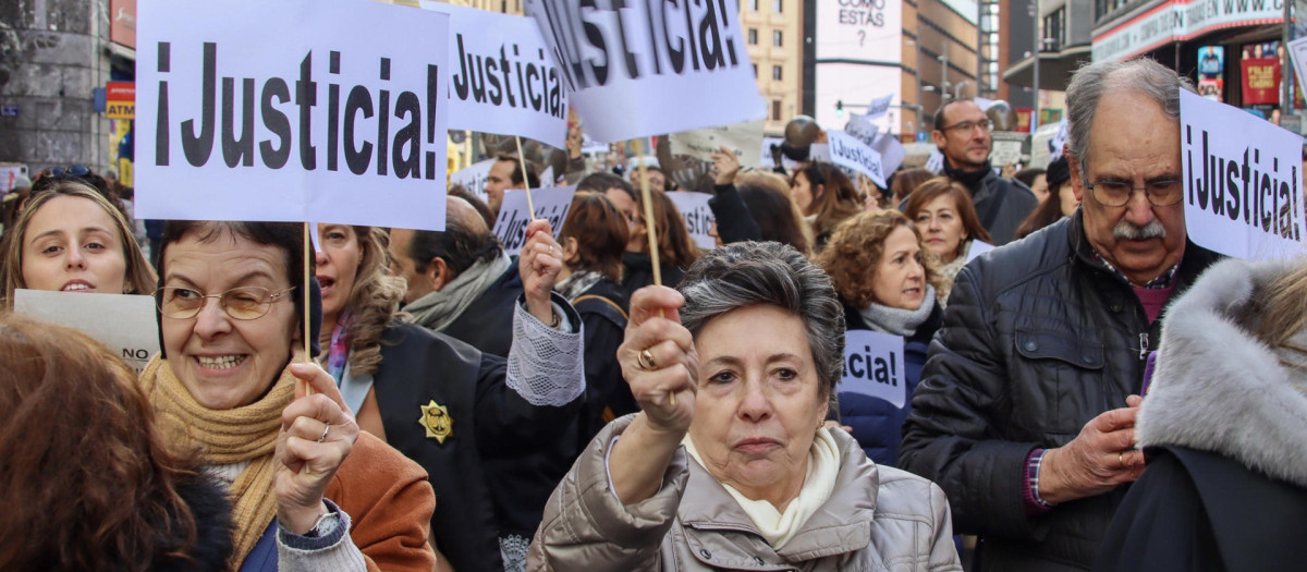 Cientos de letrados de la administración de Justicia (LAJ), los antiguos secretarios judiciales, se han manifestado este martes frente al Ministerio de Justicia en la primera jornada de la huelga indefinida con la que exigen mejoras salariales y laborales. EFE/ Mercedes Ortuño Lizarán