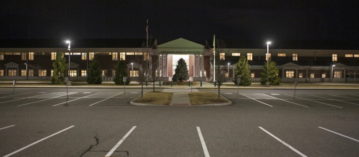 El instituto de Massachusetts con todas sus luces encendidas