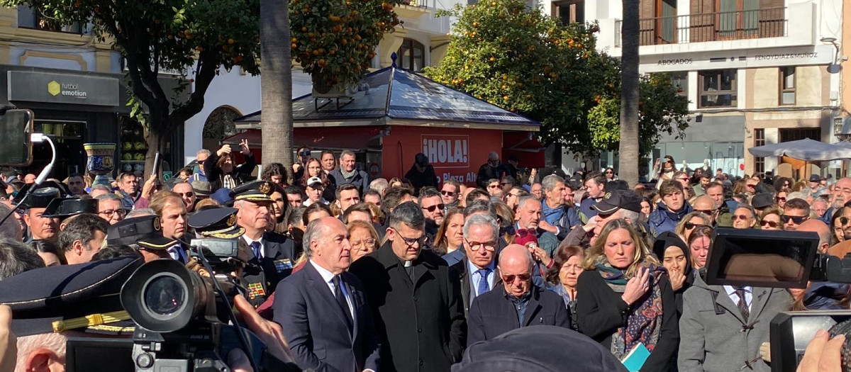 Vecinos de Algeciras se concentran en la Plaza Alta para mostrar su repulsa al asesinato del sacristán Diego Valencia asesinado este miércoles