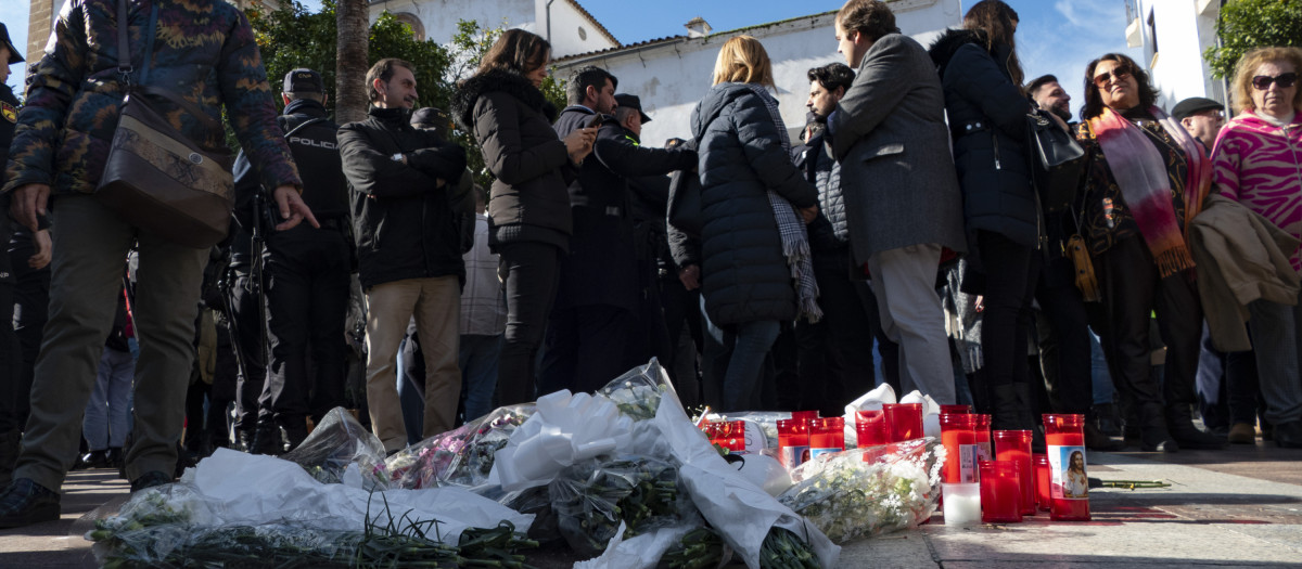 Vecinos de Algeciras depositan flores en el lugar del crimen