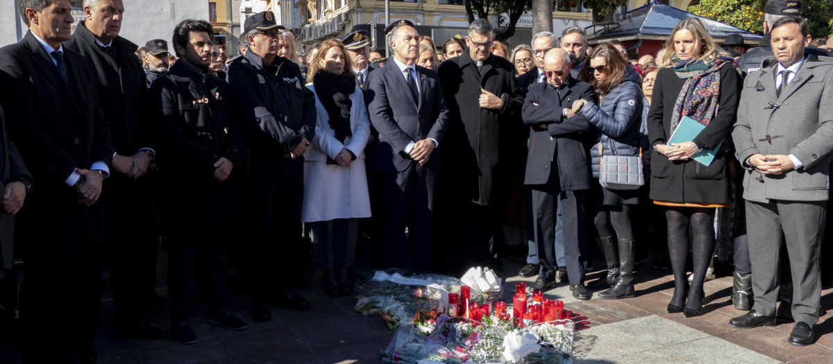 Minutos de silencio en el lugar donde falleció el sacristán que fue asesinado por Yasin Kanka, en Algeciras (Cádiz)