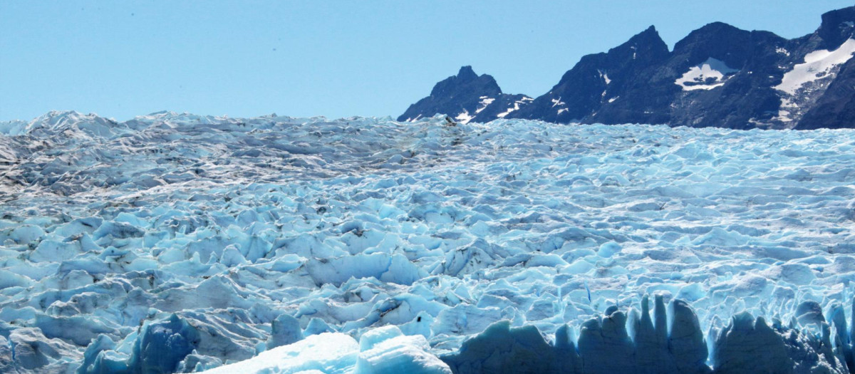 Fotografía que muestra pequeñas masas de hielo el 25 de diciembre 2022, en el Glaciar Grey, en la Patagonia chilena. El académico y glaciólogo de la Universidad de Chile, Alexis Segovia, explicó este jueves a EFE que el reciente desprendimiento de una gran masa de hielo en la Antártida responde "a un fenómeno común" y no está directamente relacionado con la crisis climática, aunque esta si va a incidir negativamente en la vida del nuevo Iceberg Según el científico, la ruptura de un trozo de hielo con una superficie superior a Londres o París es causa de "la dinámica propia de los grandes glaciares". EFE/Javier Martín