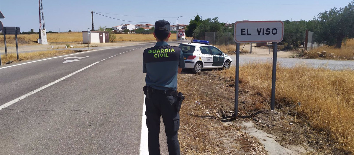 Un agente de la Guardia Civil en El Viso