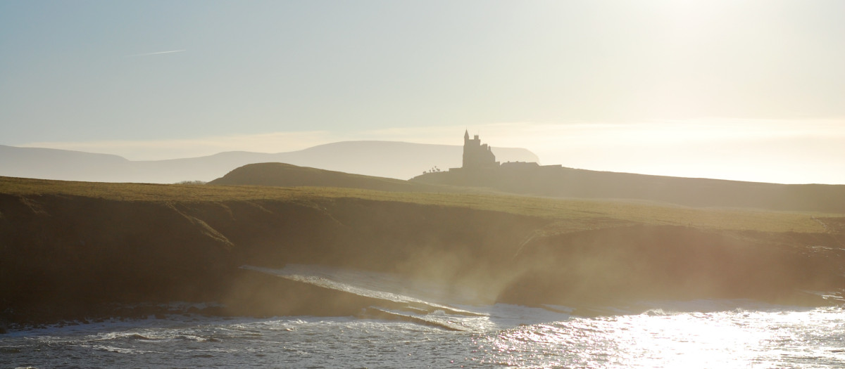 La costa de Sligo en Mullaghmore , con el castillo de Classiebawn en la distancia