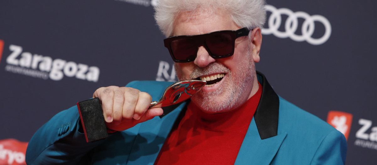 El director Pedro Almodóvar, tras recibir el Premio de Honor en la gala de los Premios Feroz 2023