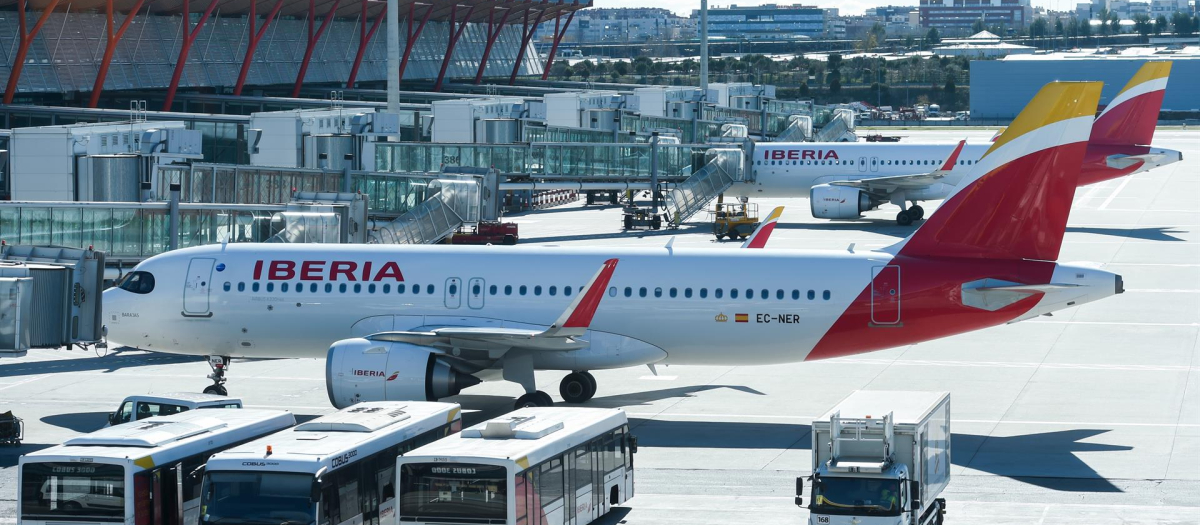 Un avión de Iberia apeado en la pista