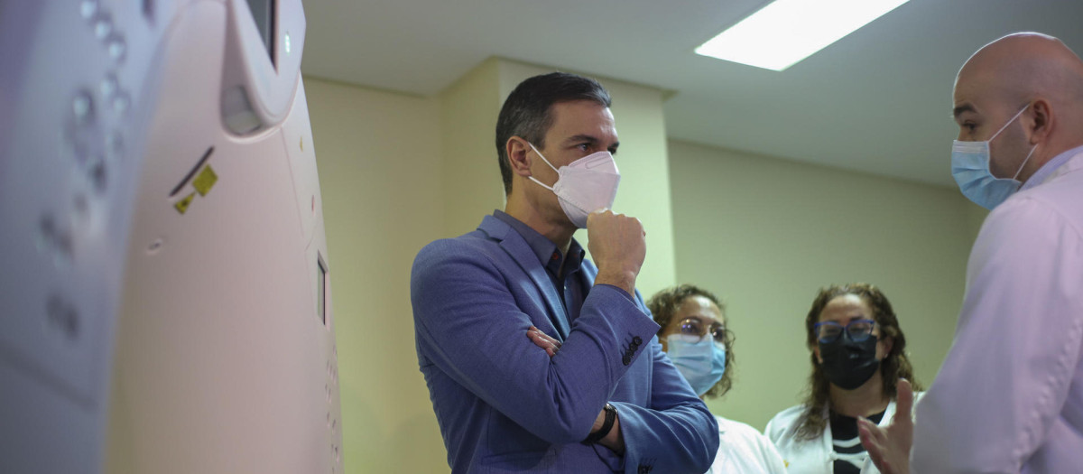 El presidente del Gobierno, Pedro Sánchez, escucha las explicaciones sobre el nuevo TAC del Hospital Universitario de La Palma, financiado por el Ministerio de Sanidad, durante su visita este sábado. EFE/Luis G Morera