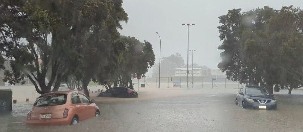 Coches sumergidos en el agua en una calle de Auckland, en Nueva Zelanda