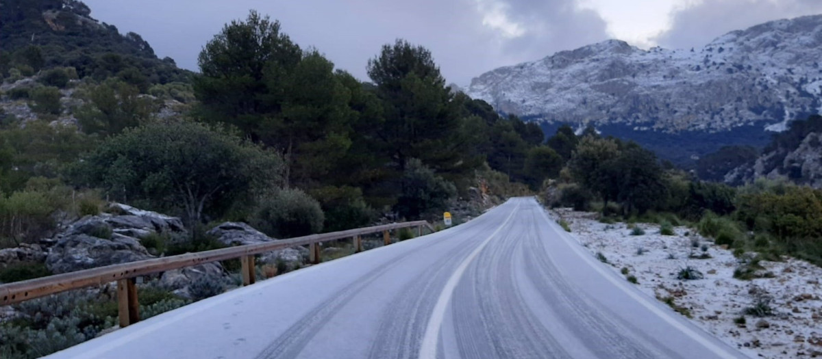 Acumulación de nieve en la carretera de la Sierra de Tramontana