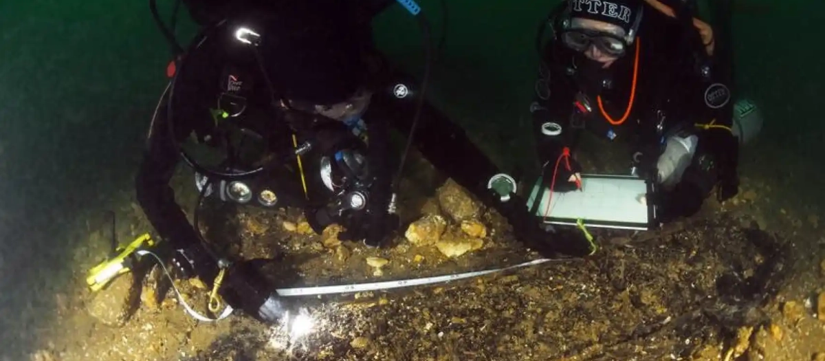 Arqueólogos subacuáticos realizando mediciones sobre el pecio del 'Klein Hollandia'