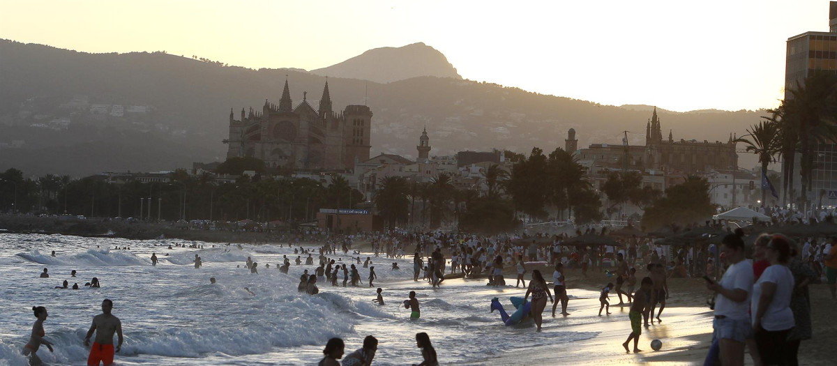 Centenares de personas se bañan en la playa, en Palma