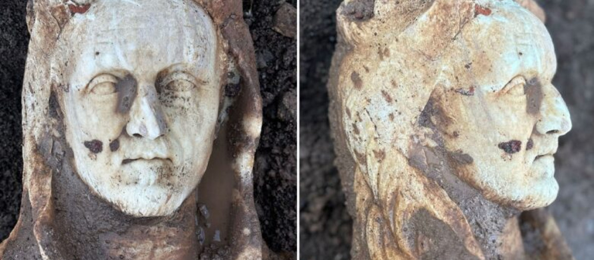 Una antigua estatua de mármol que representa a Hércules encontrada durante una excavación en el Parque Scott de Roma