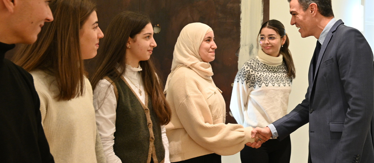 El presidente del Gobierno, Pedro Sánchez, ha mantenido un encuentro con 7 jóvenes representantes de Consejos Locales de Participación de infancia y adolescencia