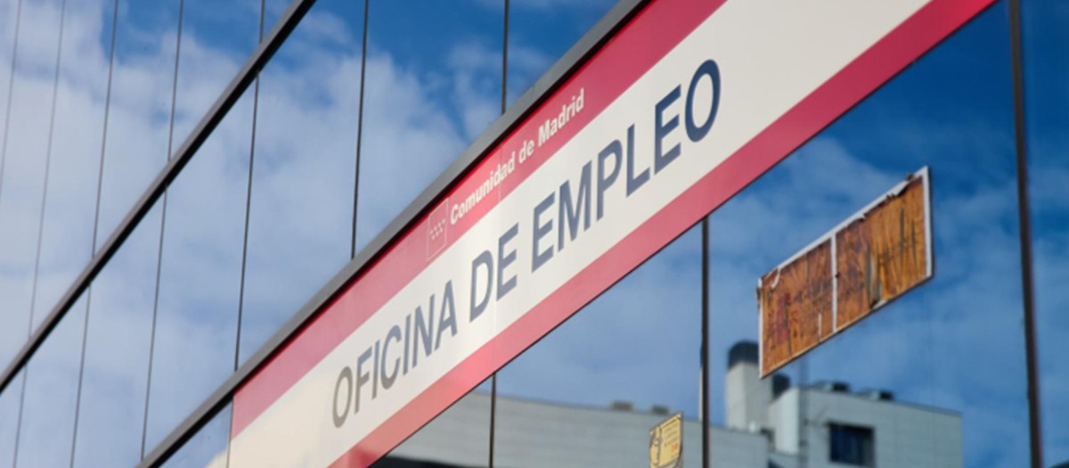 En comparación con diciembre de 2021, el número de personas sin empleo descendió en 518.000