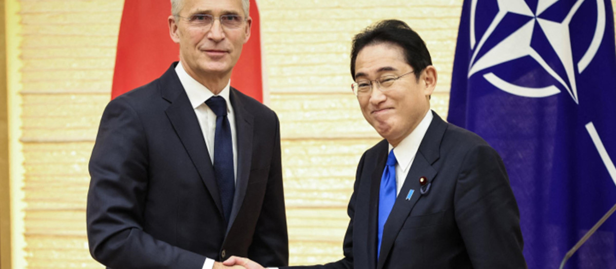 El secretario general de la OTAN, Jens Stoltenberg, junto con el primer ministro japonés, Fumio Kishida, en Tokio