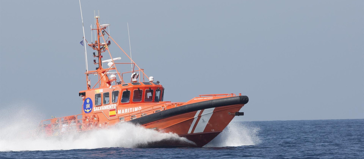 El barco Arcturus de Salvamento Marítimo participa en las labores de rescate de los inmigranes
