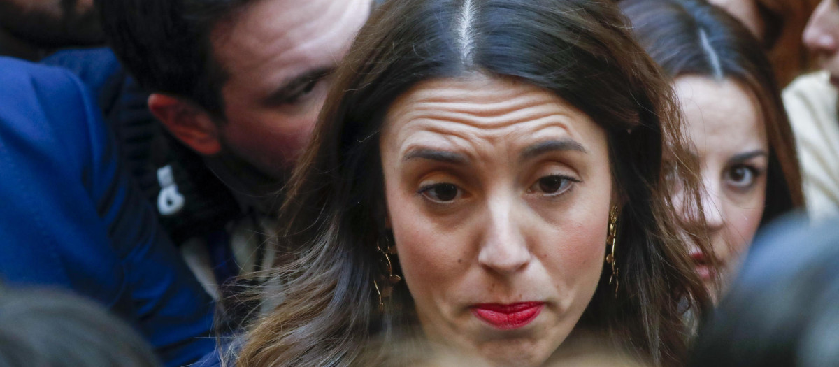 La ministra de Igualdad, Irene Montero, atiende a los medios a su llegada al pleno del Senado