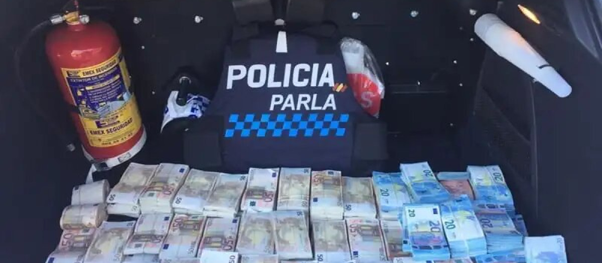 Llevar el maletero lleno de dinero además de irregular es un delito