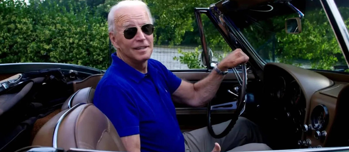 Joe Biden al volante de su Corvette de 1967