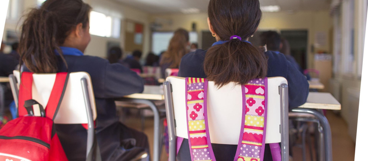 Dos alumnas en un colegio