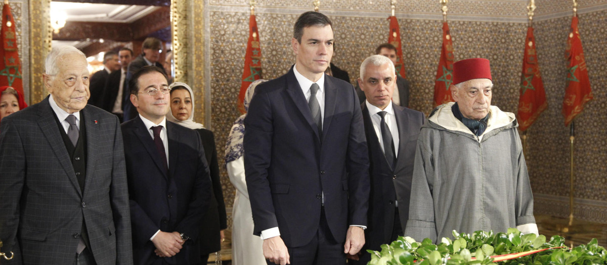 El presidente del Gobierno español, Pedro Sánchez (3d), visita el Mausoleo Mohamed V en Rabat, Marruecos, junto al historiador del Reino de Marruecos y portavoz del Palacio Real, Abdelhak Lamrini (d), y el ministro marroquí de Sanidad, Khalid Ait Taleb (2d), y el ministro español de Exteriores, José Manuel Albares (2i). El presidente del Gobierno realizó este jueves una ofrenda floral en el mausoleo de Mohamed V, en Rabat, antes del inicio de las sesiones de la XII Reunión de Alto Nivel (RAN) entre España y Marruecos. EFE/ Mohamed Siali